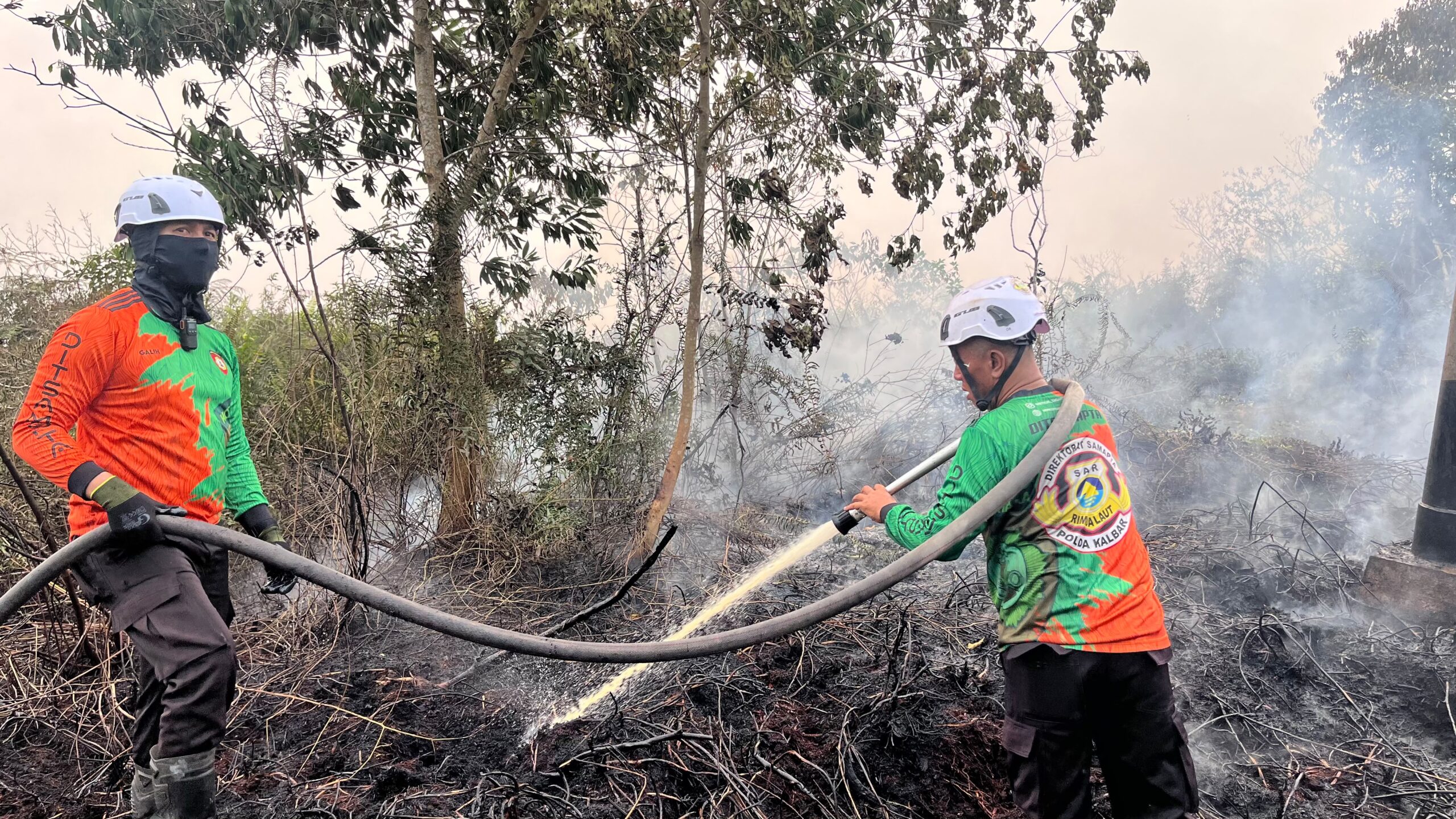 Patroli Karhutla Dit Samapta Polda Kalbar Bergerak Cepat Padamkan Kebakaran Lahan di Kubu Raya