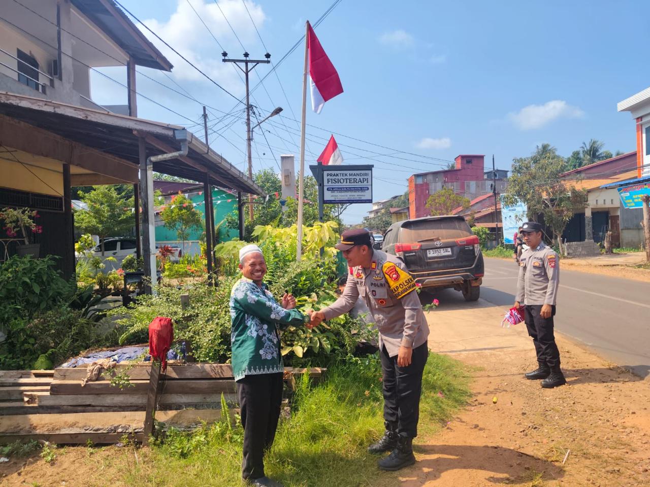 Polsek Jajaran Polres Ketapang Bersama Tokoh Masyarakat Gelorakan Pengibaran Bendera Merah Putih