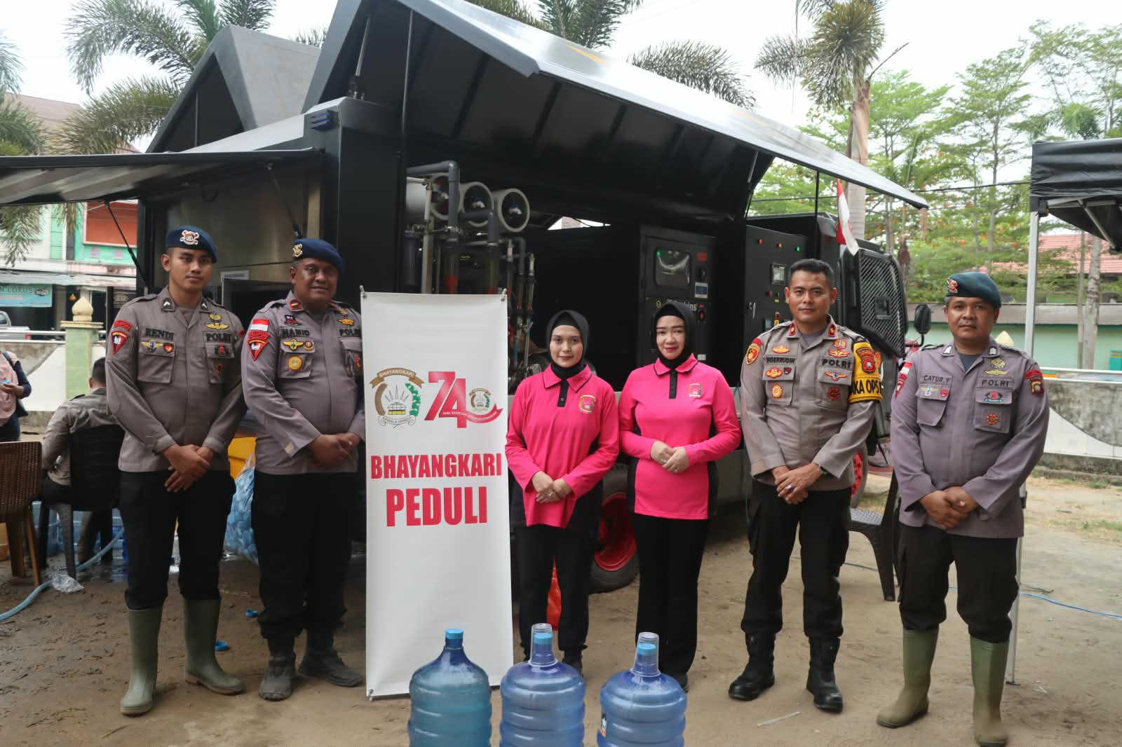 Polsek Delta Pawan Salurkan Air Bersih Layak Konsumsi Kepada Warga Kelurahan Mulia Baru