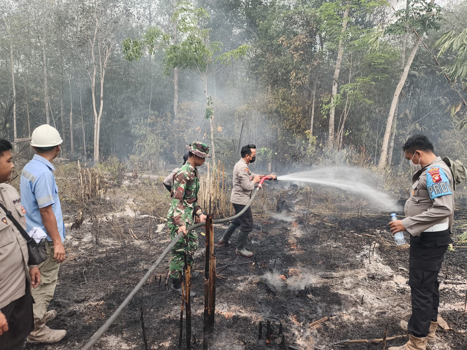 Polsek Marau Polres Ketapang Cek Titik Karhutla Di Air Upas, Tim Sisir Area Bekas Terbakar